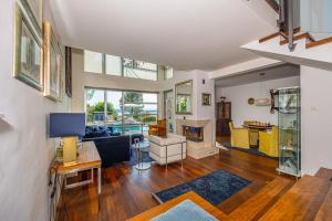 ein Wohnzimmer mit Couch und Kamin in der Unterkunft Villa CD in Dramalj