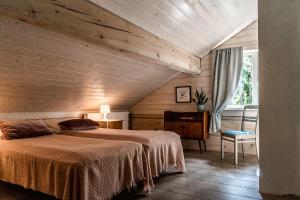 a bedroom with a bed and a wooden ceiling at Meretuule Holiday Home in Keibu