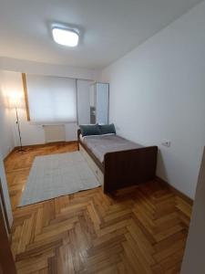een kamer met een bed op een houten vloer bij Acogedor apartamento en Vigo in Vigo