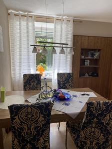 eine Küche mit einem Tisch und Stühlen sowie einem Fenster in der Unterkunft Gemütliches Ferienhaus in Theley mit Terrasse, Garten und Grill in Tholey