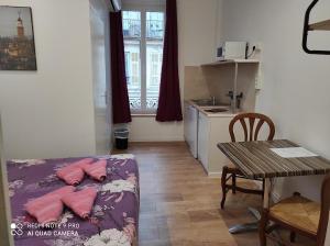 Kuchyň nebo kuchyňský kout v ubytování Hôtel Lyonnais
