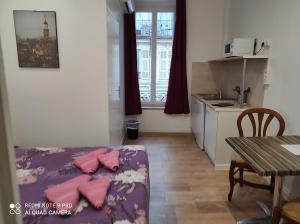 Kuchyň nebo kuchyňský kout v ubytování Hôtel Lyonnais