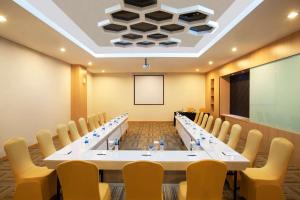 una gran sala de reuniones con una mesa larga y sillas en Best Western Premier The Hive en Yakarta