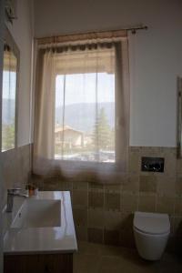 baño con lavabo y aseo y ventana en CENTO FIORI en Castel San Giovanni