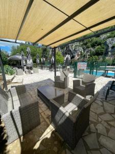 Bazén v ubytování Hôtel Restaurant Les Falaises nebo v jeho okolí