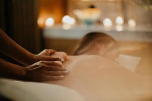 Eine Frau bekommt eine Massage in einer Badewanne in der Unterkunft The Westin Istanbul Nisantasi in Istanbul