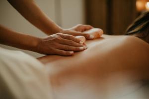 Eine Frau bekommt eine Massage von einem Therapeuten. in der Unterkunft The Westin Istanbul Nisantasi in Istanbul