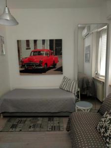 une chambre avec un lit et une voiture rouge sur le mur dans l'établissement Buen Retiro, à Pero
