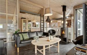 Posezení v ubytování Cozy Home In Juelsminde With Sauna