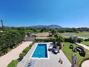 - une vue aérienne sur la piscine dans la cour dans l'établissement Villa Maria, à Haraki