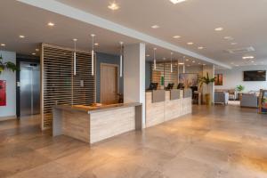 グラマドにあるHotel Laghetto Fratelloの建物内の受付のあるロビー