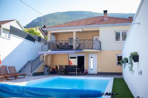 une villa avec une piscine et une maison dans l'établissement Villa UpTown, à Mostar