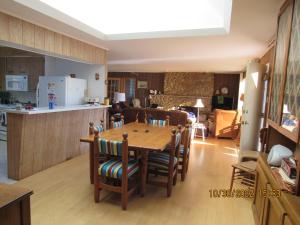 cocina y sala de estar con mesa y sillas en C-Scape, en Boutiliers Point