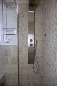 y baño con ducha y puerta de cristal. en CENTO FIORI, en Castel San Giovanni