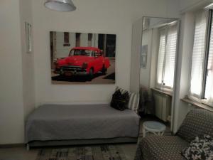 - une chambre avec un lit et une voiture rouge sur le mur dans l'établissement Buen Retiro, à Pero