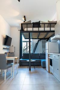 sala de estar con cama elevada y sofá en Apartment Trg en Brežice