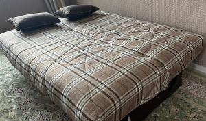 łóżko z dwoma poduszkami na górze w obiekcie 14-38 вид на море лучший район w mieście Aktau