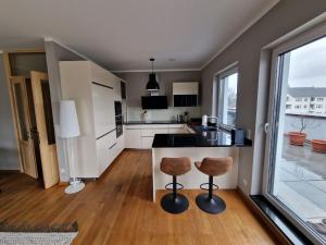 Kuhinja oz. manjša kuhinja v nastanitvi Luxuriöse 2-Zimmer-Wohnung mit Terrasse, Balkon und Wasserbett