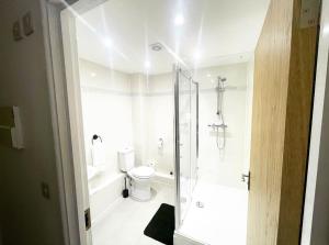 La salle de bains est pourvue d'une douche et de toilettes. dans l'établissement The Elegant Abode Apartment 2023 NEW-BUILD, à Oxford