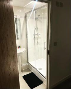 La salle de bains est pourvue d'une douche et d'un lavabo. dans l'établissement The Elegant Abode Apartment 2023 NEW-BUILD, à Oxford