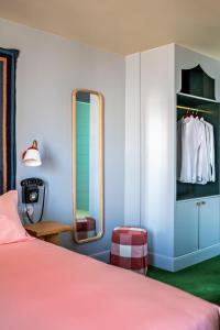 1 dormitorio con cama y espejo en Hôtel de La Boétie en París
