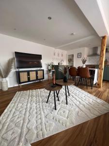 a living room with a tv and a table at Ferienwohnung Grüne Straße 1 in Wernigerode
