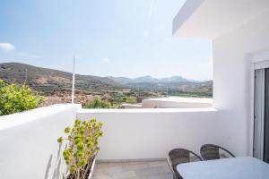 d'un balcon blanc avec des chaises et une vue sur les montagnes. dans l'établissement Izabella's House Naxos, à Mélanes