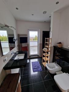 Kupaonica u objektu Luxuriöse 2-Zimmer-Wohnung mit Terrasse, Balkon und Wasserbett