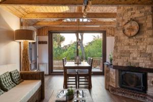 een woonkamer met een tafel en een open haard bij For You Rentals Finca Rural el Caribe en Madrid GAM4 in Batres