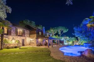 een huis met een tuin 's nachts bij For You Rentals Finca Rural el Caribe en Madrid GAM4 in Batres
