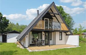 uma casa com um telhado de gambrel com um deque em Beautiful Home In Hadsund With Kitchen em Hadsund