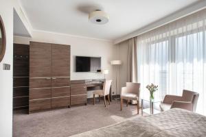 TV a/nebo společenská místnost v ubytování Hotel Różany Gaj - Destigo Hotels