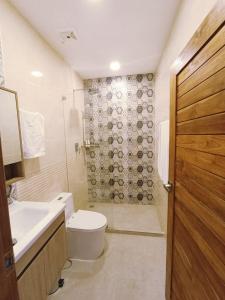 een badkamer met een toilet, een wastafel en een douche bij Q Conzept apt 2br new in Kata Beach