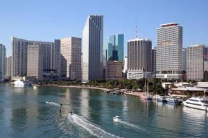 um rio com barcos numa cidade com edifícios em My lovely home in Miami 15 minutes from the Beach em Miami