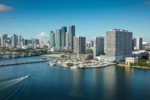 Una ciudad con un montón de barcos en el agua en My lovely home in Miami 15 minutes from the Beach, en Miami