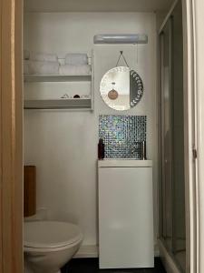 uma casa de banho branca com um WC e um espelho. em Abercrymlyn barn em Llanwrda