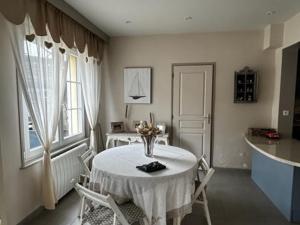 una sala da pranzo con tavolo e finestra di Villa Quend, 4 pièces, 6 personnes - FR-1-730-8 a Quend