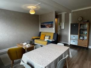 een woonkamer met een tafel en een bank bij Appartement Quend, 2 pièces, 3 personnes - FR-1-730-22 in Quend