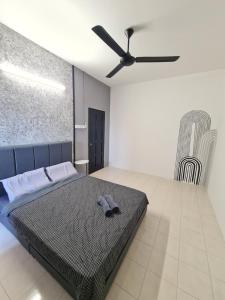 a bedroom with a bed and a ceiling fan at Air-home M1 Simpang near Aulong Econsave, 4BR, 10pax, Netflix in Simpang