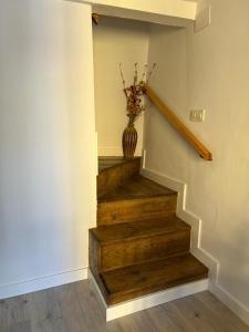 Una escalera con un jarrón con flores. en CASA 1860 CANDELEDA, en Candeleda