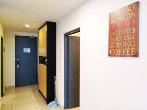 un couloir avec une porte et un panneau sur le mur dans l'établissement TopGenting RedMarbleColdSty2R2B7Pax at GrdIonDelmn, à Genting Highlands