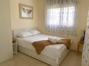 1 dormitorio con 1 cama con 2 toallas en פינה שלווה בטבע- A peaceful spot on nature en Bet HaShitta