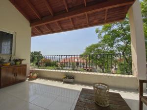 un patio abierto con vistas a un balcón en פינה שלווה בטבע- A peaceful spot on nature en Bet HaShitta