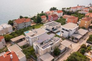 una vista aérea de una ciudad con casas y agua en SunAdria Apartments, en Kožino
