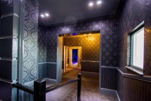 korytarz z fioletowymi ścianami i oknem w obiekcie The Carlton Hotel w mieście Folkestone
