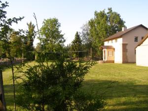 a large yard with a house at Kipi-Koovi Holiday Centre in Kipi