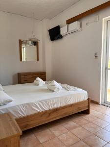 1 dormitorio con 1 cama con toallas en Hotel Hermes en Marmari