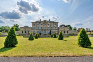 une grande maison avec des arbres devant elle dans l'établissement Finest Retreats - Hickleton Hall Estate, à Doncaster