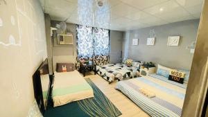 um quarto de hospital com duas camas e um sofá em klein blue 克萊因-藍 em Kenting