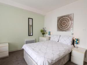 1 dormitorio con 1 cama blanca grande en una habitación en 7 Beach View Beaconsfield House, en Bridlington